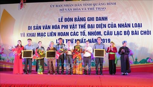 Đại diện lãnh đạo tỉnh Quảng Bình trao bằng UNESCO ghi danh “Nghệ thuật Bài Chòi Trung bộ Việt Nam” là Di sản văn hóa phi vật thể đại diện của nhân loại cho các địa phương trong tỉnh có Di sản. Ảnh: Võ Dung-TTXVN Đại diện lãnh đạo tỉnh Quảng Bình trao bằng UNESCO ghi danh “Nghệ thuật Bài Chòi Trung bộ Việt Nam” là Di sản văn hóa phi vật thể đại diện của nhân loại cho các địa phương trong tỉnh có Di sản. Ảnh: Võ Dung-TTXVN