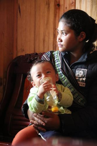 Hai mẹ con Đơng Gur Mira. Ảnh: Nam Sương - TTXVN