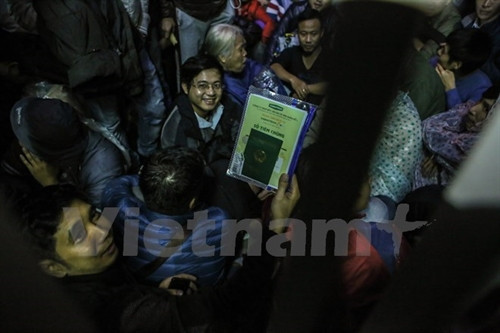 Anh Nam (Mỹ Đình, Hà Nội) xếp hàng từ 2 giờ chiều ngày 24/12, đến thời điểm hiện tại anh đã ở đây 12 tiếng đồng hồ. (Ảnh: Minh Sơn/Vietnam+)