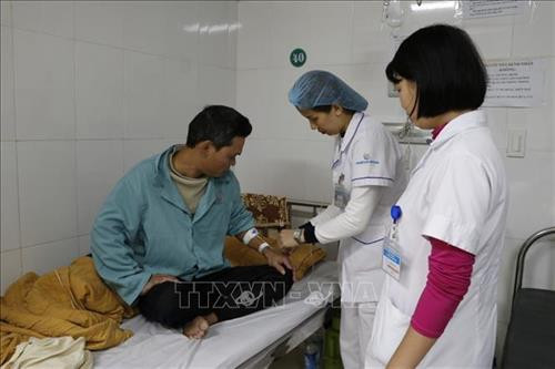 Các bác sỹ Bệnh viện Đa khoa tỉnh Yên Bái khám, chữa bệnh cho bệnh nhân. Ảnh: Đinh Thùy-TTXVN Các bác sỹ Bệnh viện Đa khoa tỉnh Yên Bái khám, chữa bệnh cho bệnh nhân. Ảnh: Đinh Thùy-TTXVN