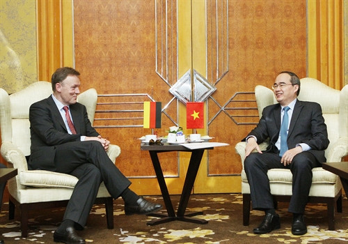 Sáng 29/2/2016, tại Hà Nội, đồng chí Nguyễn Thiện Nhân, Ủy viên Bộ Chính trị, Chủ tịch Ủy ban Trung ương Mặt trận Tổ quốc Việt Nam tiếp ông THOMAS OPPERMANN, Trưởng đoàn Nghị sỹ Đảng Dân chủ xã hội (SPD) tại Quốc hội Đức đang thăm và làm việc tại Việt Nam. Ảnh: Nguyễn Dân - TTXVN