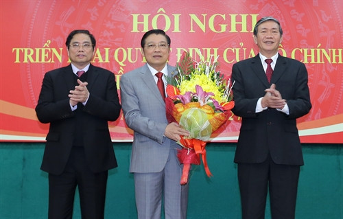 Đồng chí Đinh Thế Huynh (phải), Ủy viên Bộ Chính trị, Thường trực Ban Bí thư và đồng chí Phạm Minh Chính (trái), Ủy viên Bộ Chính trị, Bí thư Trung ương Đảng, Trưởng Ban Tổ chức Trung ương tặng hoa chúc mừng đồng chí Phan Đình Trạc dược Bộ Chính trị phân công đảm nhiệm cương vị Trưởng ban Nội chính Trung ương (nhiệm kỳ 2016-2020). Ảnh: TTXVN Đồng chí Đinh Thế Huynh (phải), Ủy viên Bộ Chính trị, Thường trực Ban Bí thư và đồng chí Phạm Minh Chính (trái), Ủy viên Bộ Chính trị, Bí thư Trung ương Đảng, Trưởng Ban Tổ chức Trung ương tặng hoa chúc mừng đồng chí Phan Đình Trạc dược Bộ Chính trị phân công đảm nhiệm cương vị Trưởng ban Nội chính Trung ương (nhiệm kỳ 2016-2020). Ảnh: TTXVN