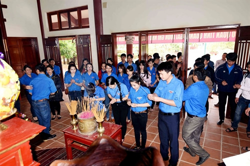 Khách tham quan tại Khu lưu niệm Thủ tướng Phạm Văn Đồng tại xã Đức Tân, huyện Mộ Đức (Quảng Ngãi). Ảnh: Nguyễn Đăng Lâm- TTXVN phát