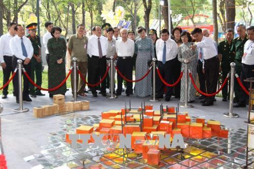 Các đại biểu tham quan triển lãm nghệ thuật sắp đặt. Ảnh: Thanh Vũ - TTXVN