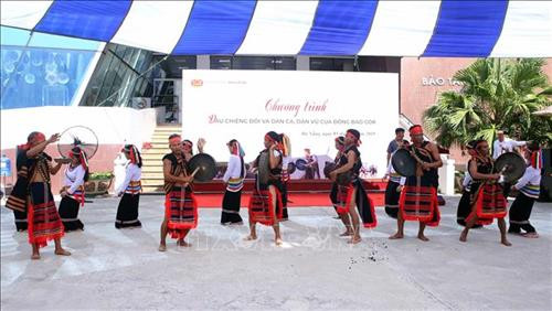 Đoàn nghệ nhân trình diễn các điệu múa truyền thống của đồng bào Cor. Ảnh: Trần Lê Lâm - TTXVN