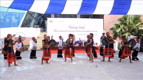 Đoàn nghệ nhân trình diễn các điệu múa truyền thống của đồng bào Cor. Ảnh: Trần Lê Lâm - TTXVN
