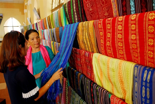 Giới thiệu sản phẩm thổ cẩm Chăm với du khách.