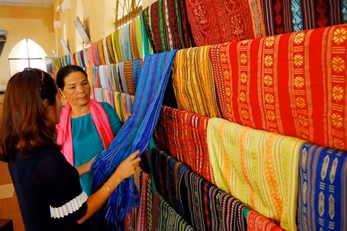 Giới thiệu sản phẩm thổ cẩm Chăm với du khách.