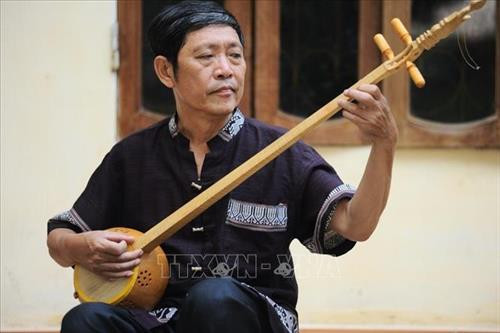 Nghệ nhân Lưu Xuân Lai (70 tuổi) tại thôn Đồng Uẩn, xã Phúc Chu, huyện Định Hóa là một trong ba nghệ nhân hát then đàn tính ở tỉnh Thái Nguyên được Nhà nước tặng thưởng danh hiệu “Nghệ nhân ưu tú”. Ông là người có công truyền dạy hát then đàn tính cho hàng trăm học viên ở 24 xã thuộc huyện Định Hóa. Ảnh: Hoàng Nguyên – TTXVN.