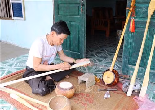 Bầu đàn tính sử dụng trong hát Then được làm từ quả bầu phơi khô, thân đàn được làm từ gỗ thừng mực. Ảnh: Minh Đức –TTXVN