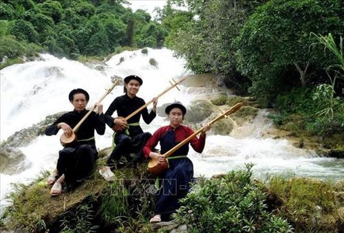 Trên địa bàn tỉnh Tuyên Quang hầu như huyện nào (kể cả thành phố Tuyên Quang) cũng có hát Then, nhưng vùng hát Then đậm đặc, được duy trì, bảo tồn nguyên giá trị chủ yếu ở các huyện Chiêm Hóa, Nà Hang, Lâm Bình. Ảnh: TTXVN