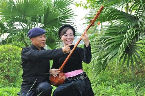 Nghệ nhân Ma Phúc Hưu, thôn Tân Hợp, xã Tân An, huyện Chiêm Hóa (Tuyên Quang) truyền dạy làn điệu Then cho thế hệ trẻ với mong ước thế hệ sau tiếp tục bảo tồn và phát triển nghệ thuật truyền thống của dân tộc. Ảnh: Minh Đức – TTXVN