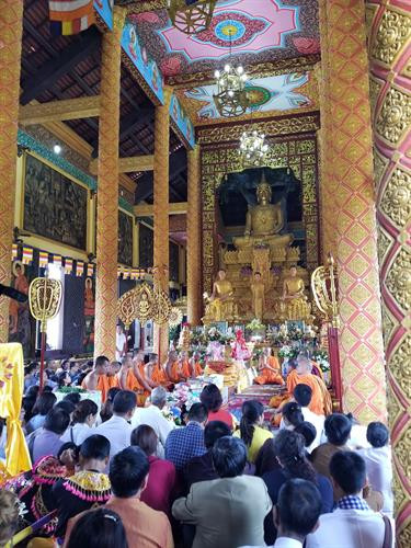 Lễ dâng y Kathina được tổ chức tại chùa Khmer thu hút đông đảo du khách, phật tử tham gia. Ảnh Hoàng Tâm Lễ dâng y Kathina được tổ chức tại chùa Khmer thu hút đông đảo du khách, phật tử tham gia. Ảnh Hoàng Tâm