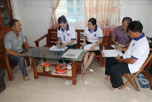 Điều tra viên điều tra dân số và nhà ở hộ dân phường Thuận Phước, quận Hải Châu, thành phố Đà Nẵng. Ảnh: Đinh Văn Nhiều-TTXVN Điều tra viên điều tra dân số và nhà ở hộ dân phường Thuận Phước, quận Hải Châu, thành phố Đà Nẵng. Ảnh: Đinh Văn Nhiều-TTXVN