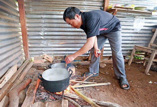 Thầy Nguyễn Hoài Bão (phụ trách lớp 4, lớp 5) chuẩn bị bữa trưa cho 2 đồng nghiệp sau giờ lên lớp. Đây là lần thứ 3 thầy Bão quay lại đứng lớp ở điểm trường thôn 4. Thầy Nguyễn Hoài Bão (phụ trách lớp 4, lớp 5) chuẩn bị bữa trưa cho 2 đồng nghiệp sau giờ lên lớp. Đây là lần thứ 3 thầy Bão quay lại đứng lớp ở điểm trường thôn 4.