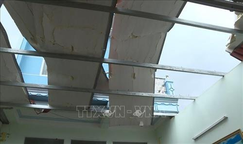 Mưa đá kèm theo gió lốc ở huyện Mộc Châu, tỉnh Sơn La, làm nhiều nhà dân bị tốc mái, hư hỏng nặng. Ảnh: TTXVN phát Mưa đá kèm theo gió lốc ở huyện Mộc Châu, tỉnh Sơn La, làm nhiều nhà dân bị tốc mái, hư hỏng nặng. Ảnh: TTXVN phát