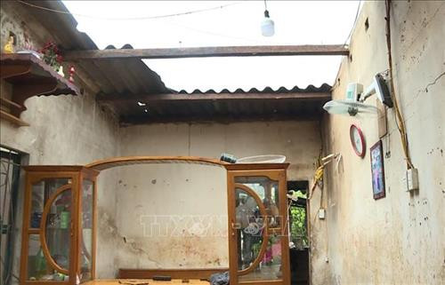 Mưa đá kèm theo gió lốc ở huyện Mộc Châu, tỉnh Sơn La, làm nhiều nhà dân bị tốc mái, hư hỏng nặng. Ảnh: TTXVN phát Mưa đá kèm theo gió lốc ở huyện Mộc Châu, tỉnh Sơn La, làm nhiều nhà dân bị tốc mái, hư hỏng nặng. Ảnh: TTXVN phát