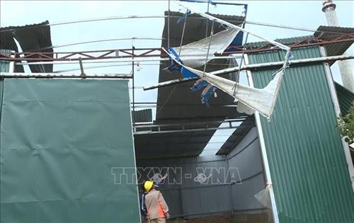 Mưa đá kèm theo gió lốc ở huyện Mộc Châu, tỉnh Sơn La, làm nhiều nhà dân bị tốc mái, hư hỏng nặng. Ảnh: TTXVN phát Mưa đá kèm theo gió lốc ở huyện Mộc Châu, tỉnh Sơn La, làm nhiều nhà dân bị tốc mái, hư hỏng nặng. Ảnh: TTXVN phát