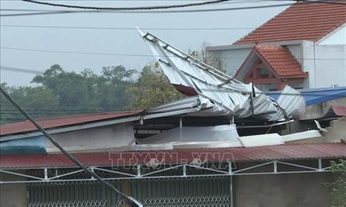 Mưa đá kèm theo gió lốc ở huyện Mộc Châu, tỉnh Sơn La, làm nhiều nhà dân bị tốc mái, hư hỏng nặng. Ảnh: TTXVN phát Mưa đá kèm theo gió lốc ở huyện Mộc Châu, tỉnh Sơn La, làm nhiều nhà dân bị tốc mái, hư hỏng nặng. Ảnh: TTXVN phát