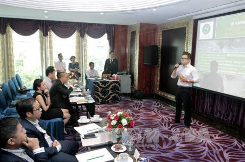 Các doanh nhân khởi nghiệp (start-up) giới thiệu các dự án tại Diễn đàn khởi nghiệp APEC (VCCI). Ảnh: Hoàng Hải - TTXVN