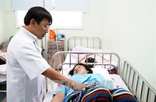 Bác sĩ bệnh viện Hùng Vương thăm khám cho sản phụ. Ảnh: Phương Vy-TTXVN