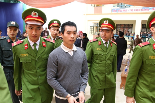 Bị cáo Tẩn Láo Lở bị dẫn giải tới phiên tòa. Ảnh: Huy Thông- TTXVN Bị cáo Tẩn Láo Lở bị dẫn giải tới phiên tòa. Ảnh: Huy Thông- TTXVN