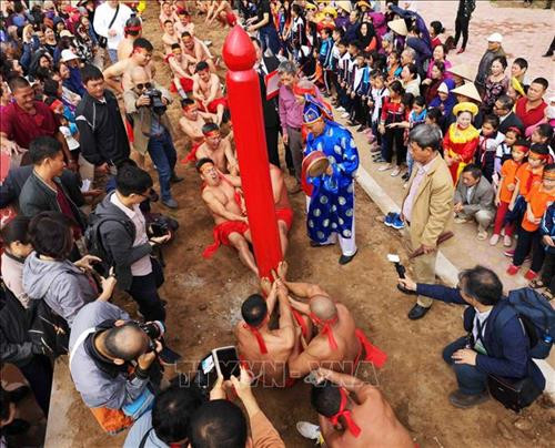 “Kéo co ngồi” không chỉ thể hiện sức khỏe của mỗi người chơi mà còn là tinh thần đoàn kết giữa người chơi, người chạy cờ, người cổ động… Ảnh: Thanh Tùng-TTXVN Mỗi hiệp đấu kết thúc, phần thắng thuộc về bên nào không quan trọng, quan trọng là chúng ta đã góp phần bảo tồn và phát huy một di sản văn hóa phi vật thể đại diện nhân loại. Ảnh: Thanh Tùng-TTXVN Các trai kéo dồn hết sức lực để kéo. Ảnh: Thanh Tùng-TTXVN Nghi lễ “kéo co ngồi” đã được UNESCO vinh danh là di sản văn hóa phi vật thể đại diện nhân loại . Ảnh: Thanh Tùng - TTXVN “Kéo co ngồi” không chỉ thể hiện sức khỏe của mỗi người chơi mà còn là tinh thần đoàn kết giữa người chơi, người chạy cờ, người cổ động… Ảnh: Thanh Tùng-TTXVN Mỗi hiệp đấu kết thúc, phần thắng thuộc về bên nào không quan trọng, quan trọng là chúng ta đã góp phần bảo tồn và phát huy một di sản văn hóa phi vật thể đại diện nhân loại. Ảnh: Thanh Tùng-TTXVN Các trai kéo dồn hết sức lực để kéo. Ảnh: Thanh Tùng-TTXVN Nghi lễ “kéo co ngồi” đã được UNESCO vinh danh là di sản văn hóa phi vật thể đại diện nhân loại . Ảnh: Thanh Tùng - TTXVN