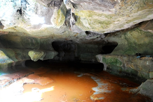 Bên trong hang động Sơn Trà còn rất hoang sơ.