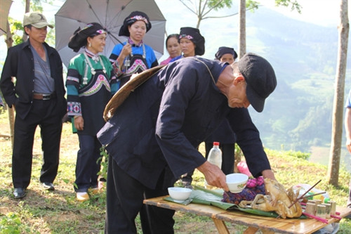 Nghi lễ cũng hồn của người Bố Y. Nghi lễ cũng hồn của người Bố Y.
