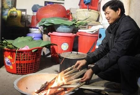 Để tạo màu đen cho chiếc bánh, đồng bào lấy thân cây chu muối (mảy piạcy) tước vỏ, đốt thành than, giã mịn.