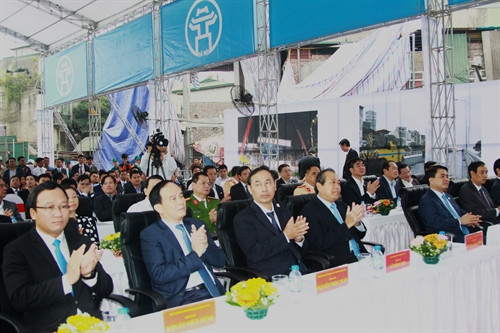 Phó Thủ tướng thường trực Chính phủ Trương Hòa Bình (hàng đầu, thứ tư từ trái sang) và các đại biểu dự lễ khánh thành cầu vượt Ô Đông Mác - Nguyễn Khoái . Ảnh: Phan Ngọc Đức - TTXVN