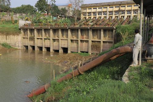 Theo ông Nguyễn Xuân Đại, Phó Giám đốc Sở Nông nghiệp và Phát triển nông thôn Hà Nội, tính đến 7 giờ ngày 15/2, có 5 công ty thủy lợi của thành phố đã cấp đủ nước tưới cho 78.680 ha, đạt 86,2% diện tích sản xuất vụ Xuân. Những huyện gieo cấy lúa Xuân đạt tỷ lệ cao là: Ứng Hòa, Mỹ Đức, Phú Xuyên… Huyện Mê Linh có tỷ lệ diện tích đủ nước đạt thấp nhất (65,6%) do mực nước sông Hồng xuống thấp hơn so với cao trình (mực nước mới đạt 3,1m, trong khi đó theo thiết kế phải đạt 3,3m) nên trạm bơm chính Thanh Điềm với 10 máy bơm, công suất 4.000m3/h/máy, không thể hoạt động trong các đợt xả nước hồ thủy điện. Huyện Mê Linh có tỷ lệ diện tích đủ nước đạt thấp nhất (65,6%) do mực nước sông Hồng xuống thấp hơn so với cao trình (mực nước mới đạt 3,1m, trong khi đó theo thiết kế phải đạt 3,3m) nên trạm bơm chính Thanh Điềm với 10 máy bơm, công suất 4.000m3/h/máy, không thể hoạt động trong các đợt xả nước hồ thủy điện.