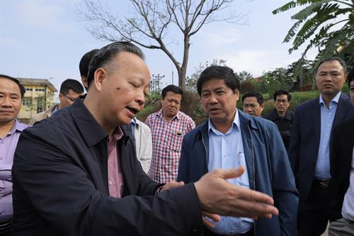 Đoàn công tác của Bộ Nông nghiệp và Phát triển nông thôn và Ủy ban Nhân dân thành phố Hà Nội kiểm tra nguồn nước sản xuất vụ Xuân tại Trạm bơm Thanh Điềm, huyện Mê Linh. Thứ trưởng Bộ Nông nghiệp và Phát triển nông thôn Lê Quốc Doanh (bên phải) và Phó Chủ tịch Thường trực Ủy ban Nhân dân thành phố Hà Nội Nguyễn Văn Sửu (bên trái) kiểm tra tiến độ gieo cấy lúa xuân trên địa bàn huyện Mê Linh.