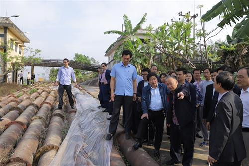 Đoàn công tác của Bộ Nông nghiệp và Phát triển nông thôn và Ủy ban Nhân dân thành phố Hà Nội kiểm tra nguồn nước sản xuất vụ Xuân tại Trạm bơm Thanh Điềm, huyện Mê Linh. Thứ trưởng Bộ Nông nghiệp và Phát triển nông thôn Lê Quốc Doanh (bên phải) và Phó Chủ tịch Thường trực Ủy ban Nhân dân thành phố Hà Nội Nguyễn Văn Sửu (bên trái) kiểm tra tiến độ gieo cấy lúa xuân trên địa bàn huyện Mê Linh.