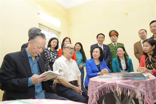 Đồng chí Ngô Thị Thanh Hằng, Phó Bí thư thường trực Thành ủy Hà Nội phát biểu tại buổi làm việc. Cùng dự có Phó Chủ tịch Thường trực Ủy ban Nhân dân Thành phố Hà Nội Nguyễn Văn Sửu. Tại Nhà văn hóa thôn An Mỹ thuộc xã Đại Thắng, Phó Bí thư Thường trực Thành ủy Hà Nội Ngô Thị Thanh Hằng đã trao tặng Nhân dân trong thôn 3 thùng sách, 1 bộ máy vi tính và 1 máy in, đồng thời mong muốn huyện Phú Xuyên tiếp tục đầu tư, nâng cấp thiết chế hạ tầng tại các nhà văn hóa, nâng cao đời sống tinh thần cho cộng đồng dân cư.