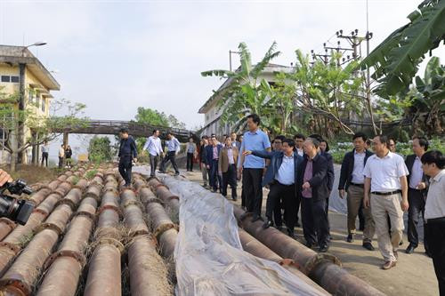 Theo ông Nguyễn Xuân Đại, Phó Giám đốc Sở Nông nghiệp và Phát triển nông thôn Hà Nội, tính đến 7 giờ ngày 15/2, có 5 công ty thủy lợi của thành phố đã cấp đủ nước tưới cho 78.680 ha, đạt 86,2% diện tích sản xuất vụ Xuân. Những huyện gieo cấy lúa Xuân đạt tỷ lệ cao là: Ứng Hòa, Mỹ Đức, Phú Xuyên… Huyện Mê Linh có tỷ lệ diện tích đủ nước đạt thấp nhất (65,6%) do mực nước sông Hồng xuống thấp hơn so với cao trình (mực nước mới đạt 3,1m, trong khi đó theo thiết kế phải đạt 3,3m) nên trạm bơm chính Thanh Điềm với 10 máy bơm, công suất 4.000m3/h/máy, không thể hoạt động trong các đợt xả nước hồ thủy điện. Huyện Mê Linh có tỷ lệ diện tích đủ nước đạt thấp nhất (65,6%) do mực nước sông Hồng xuống thấp hơn so với cao trình (mực nước mới đạt 3,1m, trong khi đó theo thiết kế phải đạt 3,3m) nên trạm bơm chính Thanh Điềm với 10 máy bơm, công suất 4.000m3/h/máy, không thể hoạt động trong các đợt xả nước hồ thủy điện.