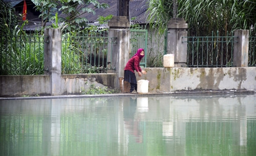 Người dân xã Pải Lủng chủ động lấy nước từ “hồ treo”. Người dân xã Pải Lủng chủ động lấy nước từ “hồ treo”.