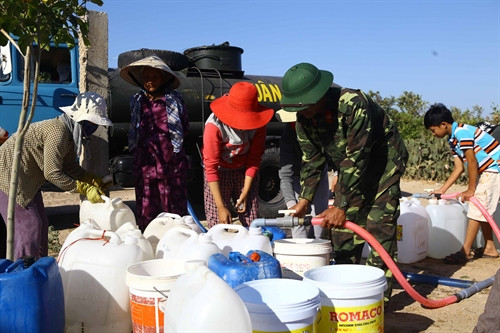 Cán bộ, chiến sỹ Quân khu 5 cấp nước cho người dân Cán bộ, chiến sỹ Quân khu 5 cấp nước cho người dân