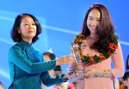 Trưởng Ban Dân vận Trung ương Trương Thị Mai trao biểu trưng cho các sinh viên đạt danh hiệu “Sinh viên 5 tốt” cấp Trung ương năm 2016 tại buổi lễ. Ảnh: An Hiếu – TTXVN