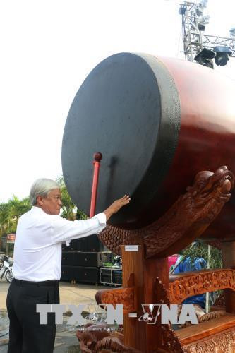 Chiếc trống Độc mộc bằng gỗ sến đoạt kỷ lục Việt Nam Ảnh : Nguyễn Văn Trí - TTXVN Chiếc trống Độc mộc bằng gỗ sến đoạt kỷ lục Việt Nam Ảnh : Nguyễn Văn Trí - TTXVN