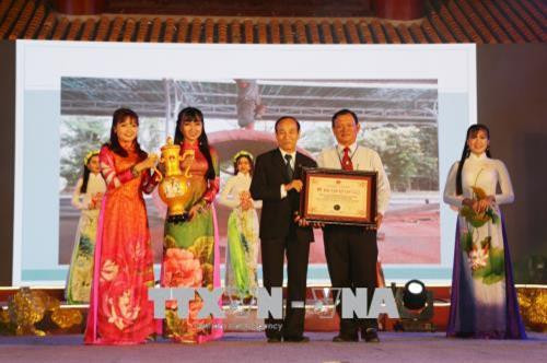 Trao Giấy chứng nhận kỷ lục Việt Nam chiếc trống độc mộc bằng gỗ sến lớn nhất Việt Nam cho Công ty TNHHMTV Khu du lịch văn hoá phương Nam. Ảnh : Nguyễn Văn Trí – TTXVN Trao Giấy chứng nhận kỷ lục Việt Nam chiếc trống độc mộc bằng gỗ sến lớn nhất Việt Nam cho Công ty TNHHMTV Khu du lịch văn hoá phương Nam. Ảnh : Nguyễn Văn Trí – TTXVN