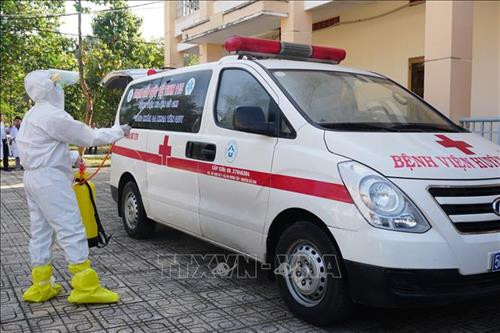 Công tác khử khuẩn xe cứu thương phục vụ vận chuyển bệnh nhân của Bệnh viện dã chiến Thành phố Hồ Chí Minh. Ảnh: Đinh Hằng - TTXVN