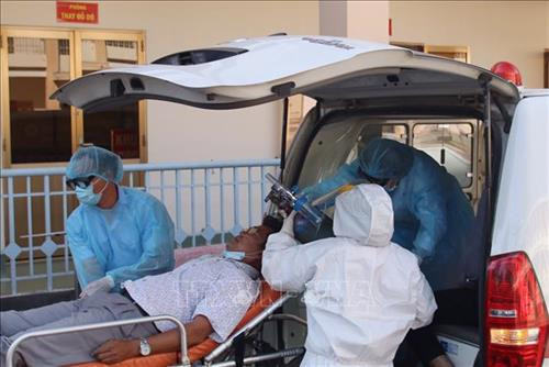 Diễn tập tình huống tiếp nhận, vận chuyển người bệnh nhiễm 2019-nCoV. Ảnh: Đinh Hằng - TTXVN