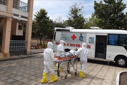 Diễn tập tình huống tiếp nhận, vận chuyển người bệnh nhiễm 2019-nCoV. Ảnh: Đinh Hằng - TTXVN