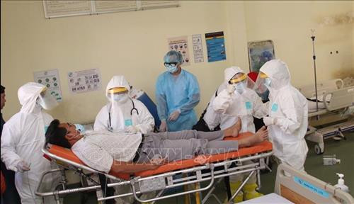 Diễn tập tình huống tiếp nhận, vận chuyển người bệnh nhiễm 2019-nCoV. Ảnh: Đinh Hằng - TTXVN