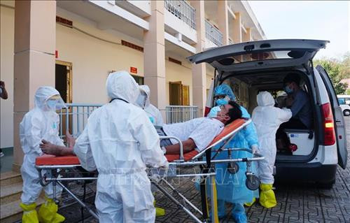 Diễn tập tình huống tiếp nhận, vận chuyển người bệnh nhiễm 2019-nCoV. Ảnh: Đinh Hằng - TTXVN