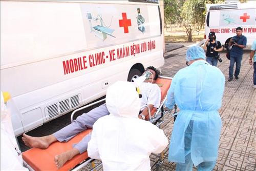 Diễn tập tình huống tiếp nhận, vận chuyển người bệnh nhiễm 2019-nCoV. Ảnh: Đinh Hằng - TTXVN