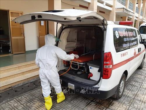 Công tác khử khuẩn xe cứu thương phục vụ vận chuyển bệnh nhân của Bệnh viện dã chiến Thành phố Hồ Chí Minh. Ảnh: Đinh Hằng - TTXVN