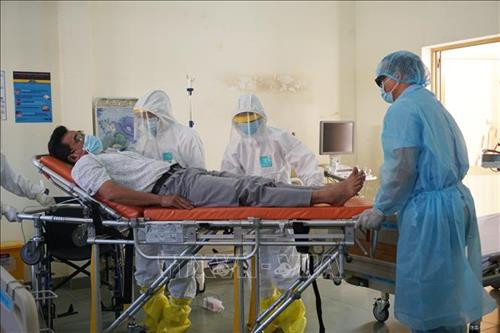 Diễn tập tình huống tiếp nhận, vận chuyển người bệnh nhiễm 2019-nCoV. Ảnh: Đinh Hằng - TTXVN