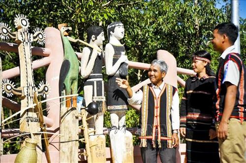 Tượng gỗ đặt tại khu vực nhà rông mới. Ảnh: Hoài Nam – TTXVN Tượng gỗ đặt tại khu vực nhà rông mới. Ảnh: Hoài Nam – TTXVN